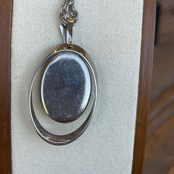 Vtg Iridescent Frosted Glass Cameo Pendant Necklace Silver Tone 24” Rope Chain - Picture 4 of 7